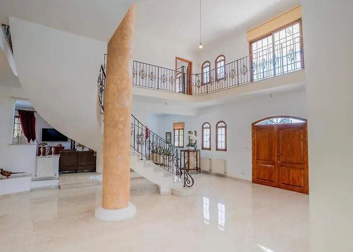 Aέναη Vila Pyrga (Larnaca)