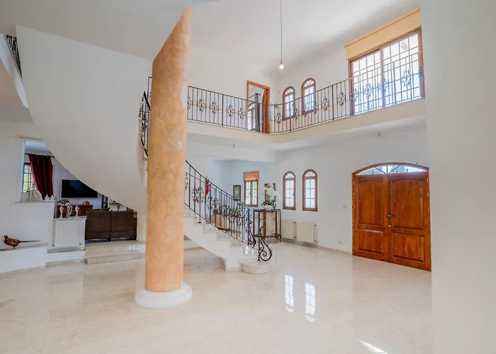 Aέναη Vila Pyrga (Larnaca)